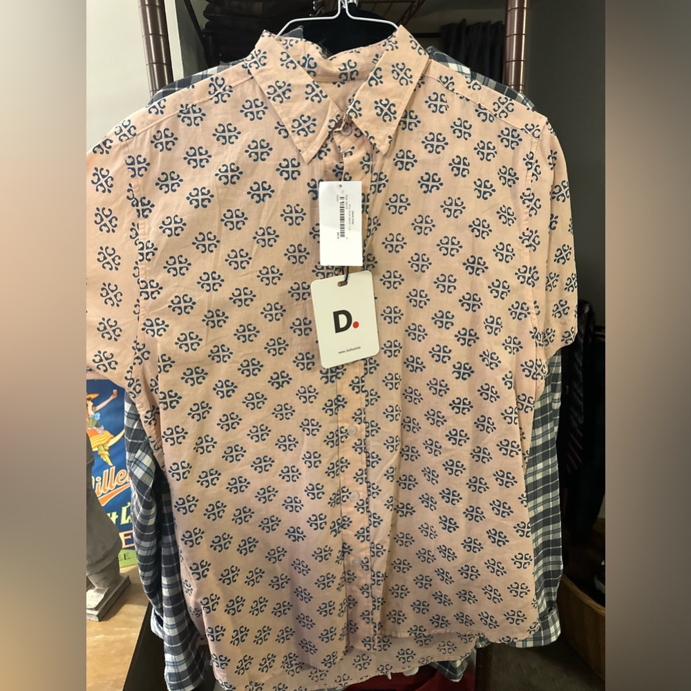 Pink short sleeve button down men’s casual shirt size medium. Tag still on it.